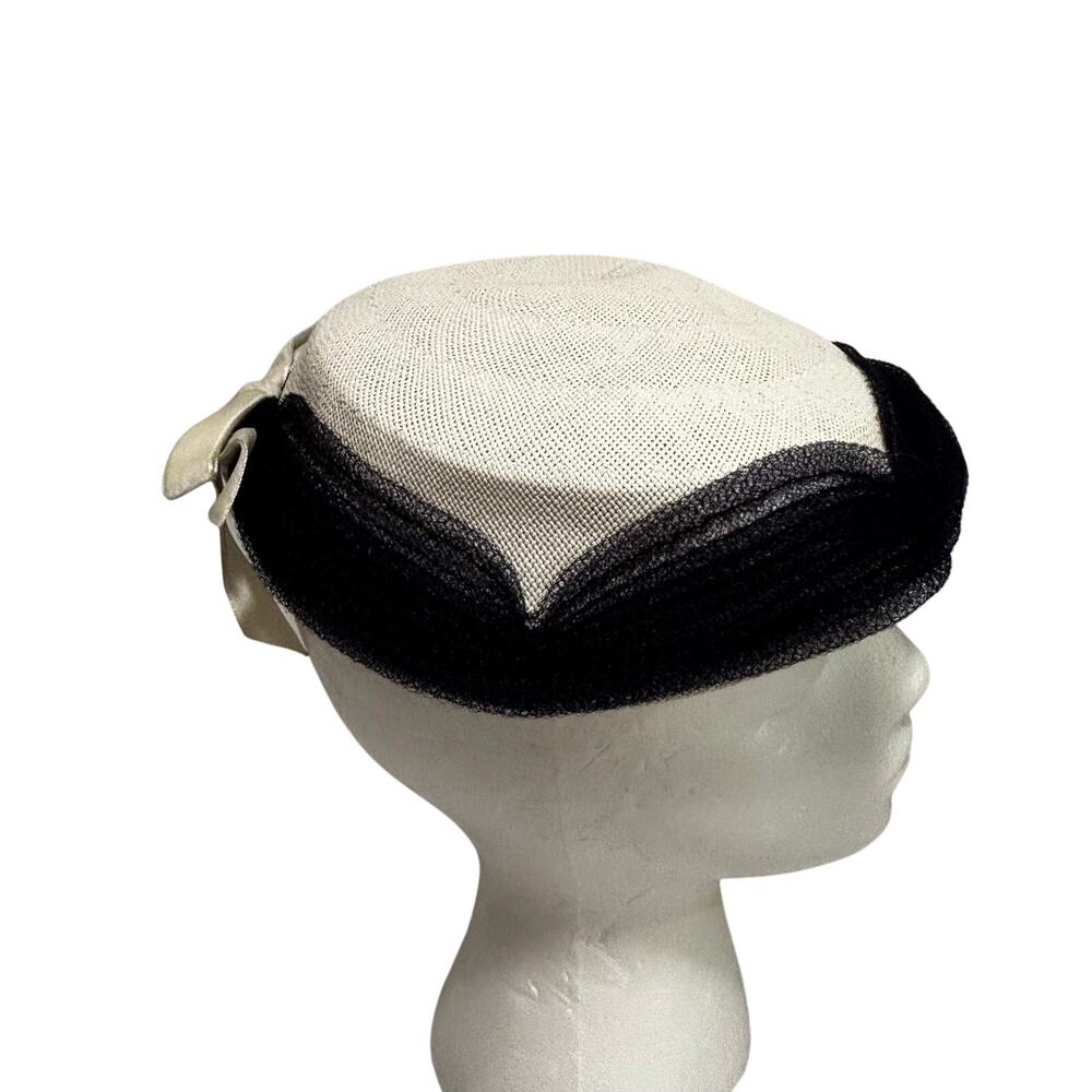 Vintage Mid Century Halle Bros Co White straw hat black netting & velvet bow - Picture 3 of 9